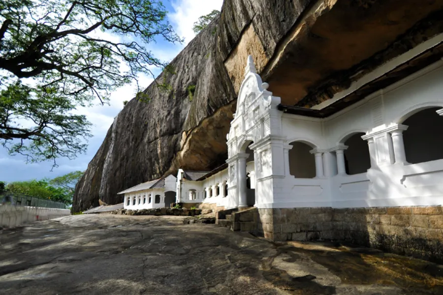 Dambulla Cave Temple Sri Lanka – Explore the Golden Buddha Caves