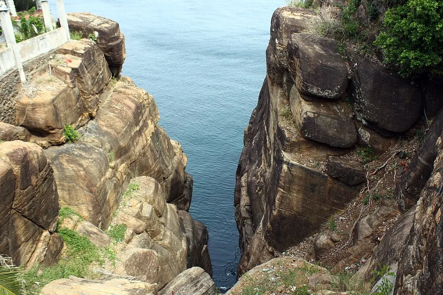 Koneswaram Temple – Explore Trincomalee’s Iconic Cliffside Hindu Shrine