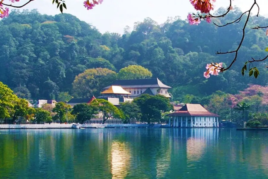 Temple of the Tooth Relic (Sri Dalada Maligawa) – Sacred Buddhist Site in Kandy