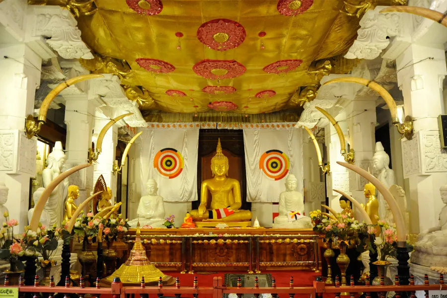 Temple of the Tooth Relic (Sri Dalada Maligawa) – Sacred Buddhist Site in Kandy